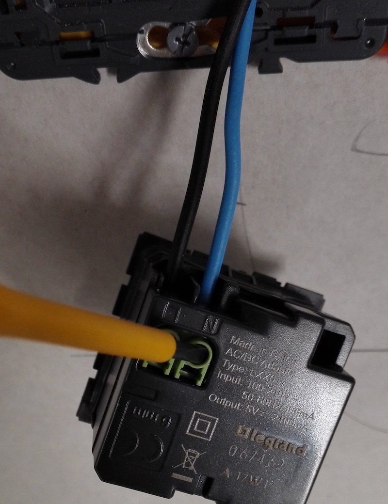 Installer une double prise électrique avec chargeur USB - particulier